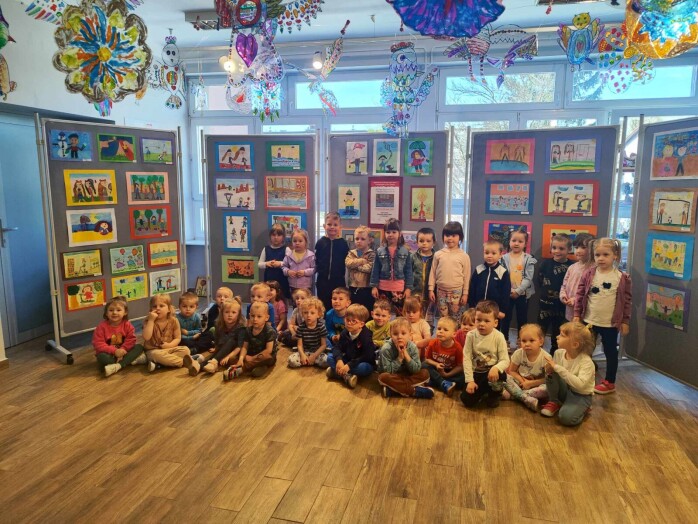 Dzieci na tle wystawy aktywny przedszkolak