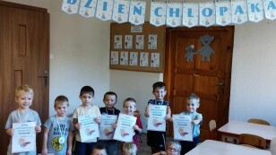 dzień chłopaka dzieci stoją z dyplomami
