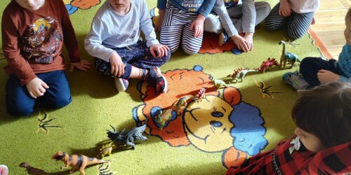 Dzieci układają dinozaury od najmnijszego do najwiekszego