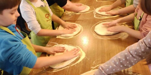Dzieci z ciasta robią pizzę