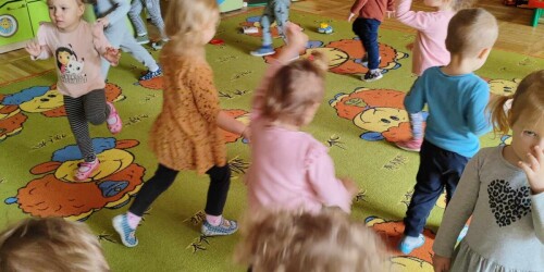 Dzieci tańczą w parach do piosenek o dinozaurach