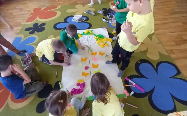 Dzieci rysują plakat pani wiosny, przyklejają motyle